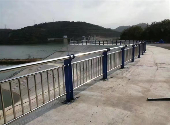 防撞护栏工厂直销各种护栏工艺成熟