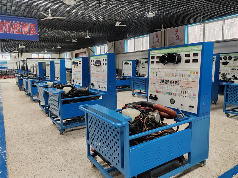 山海關(guān)學(xué)汽修去哪里報(bào)名報(bào)名電話可以免費(fèi)試學(xué)的汽修學(xué)校