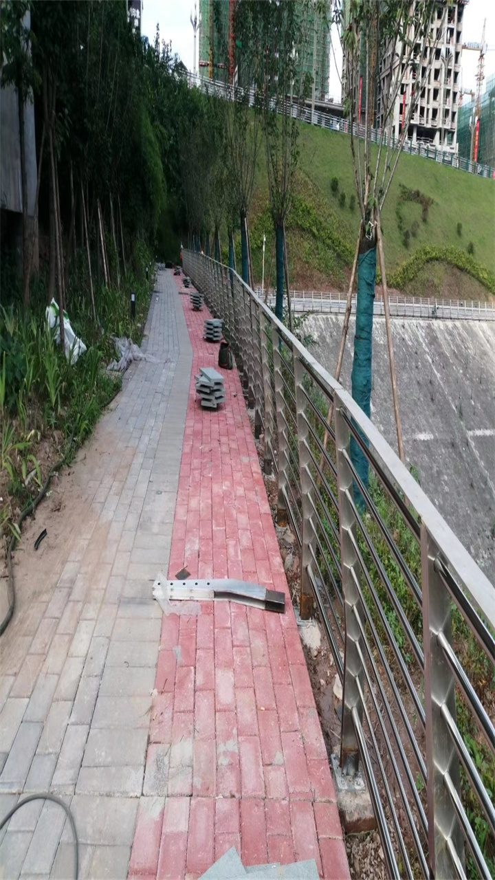 不銹鋼復(fù)合管橋梁護欄立柱一米多少錢