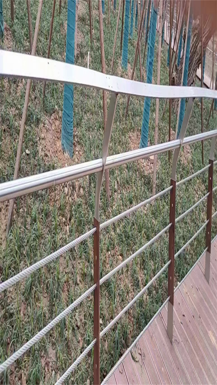 【護(hù)欄市政道路防護(hù)欄實力雄厚品質(zhì)保障】