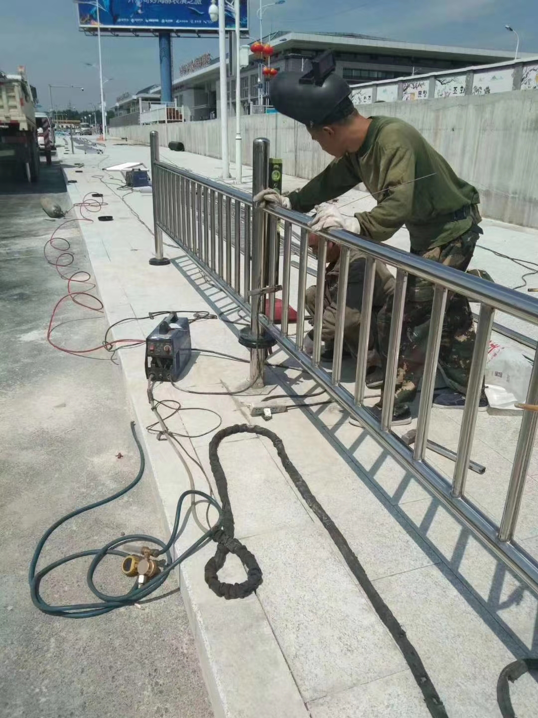 不銹鋼復(fù)合管高鐵護(hù)欄每噸多少錢