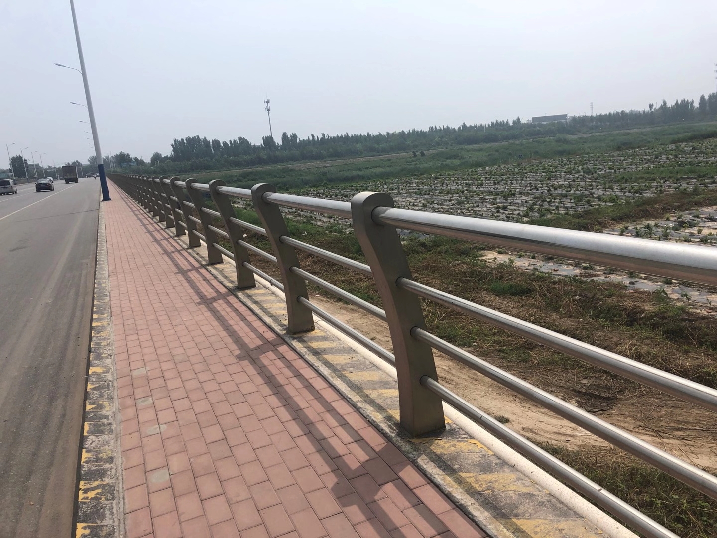 不銹鋼復(fù)合管橋梁護欄廠家直供