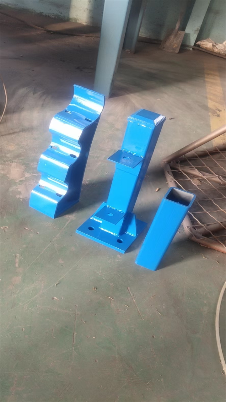 不銹鋼復(fù)合管高鐵護(hù)欄每噸多少錢