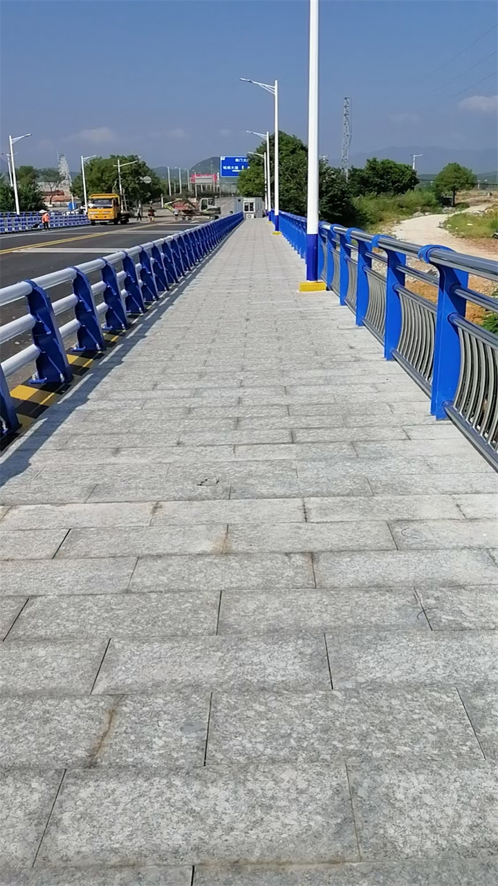 不銹鋼復(fù)合管市政護(hù)欄現(xiàn)場(chǎng)安裝