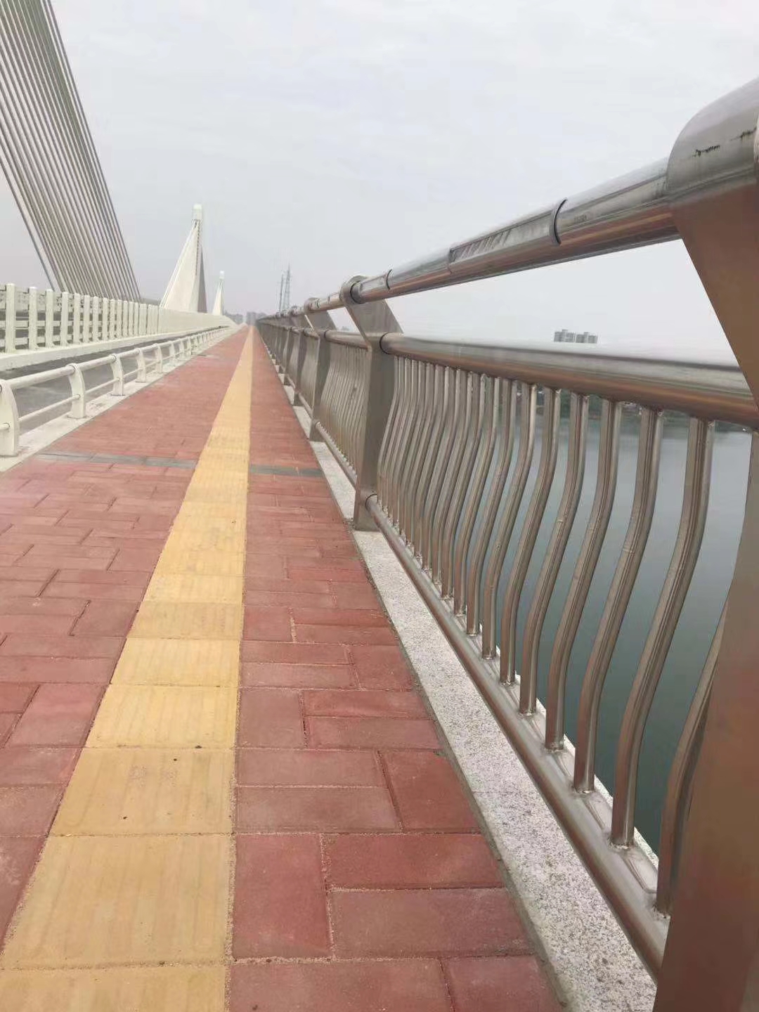 201不銹鋼復(fù)合管護(hù)欄性價(jià)比高