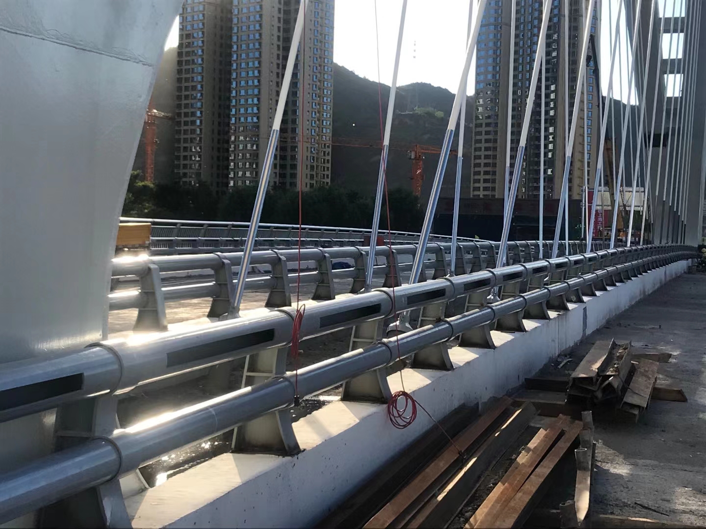 護(hù)欄燈光防撞護(hù)欄價格合理