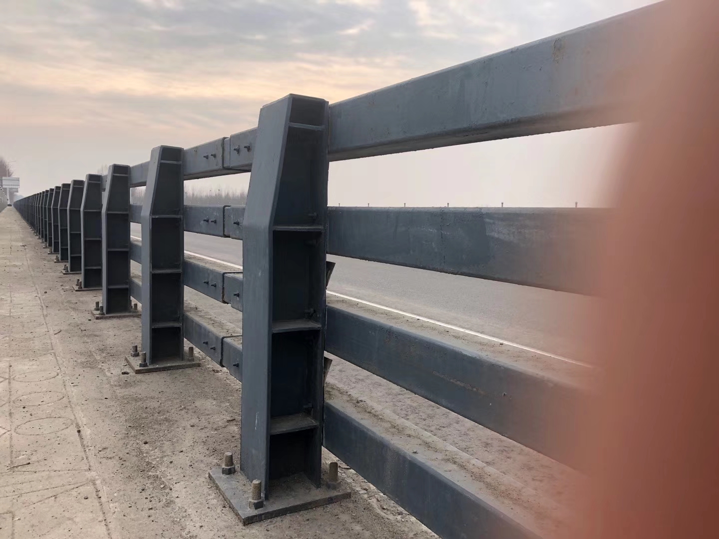 護(hù)欄氟碳噴涂鋼管護(hù)欄精致工藝