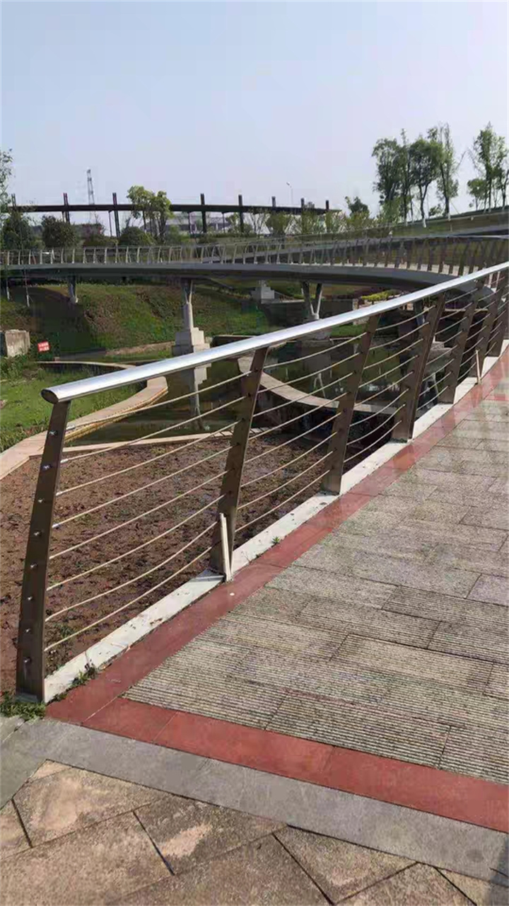 不銹鋼復(fù)合管天橋護(hù)欄靠譜廠家