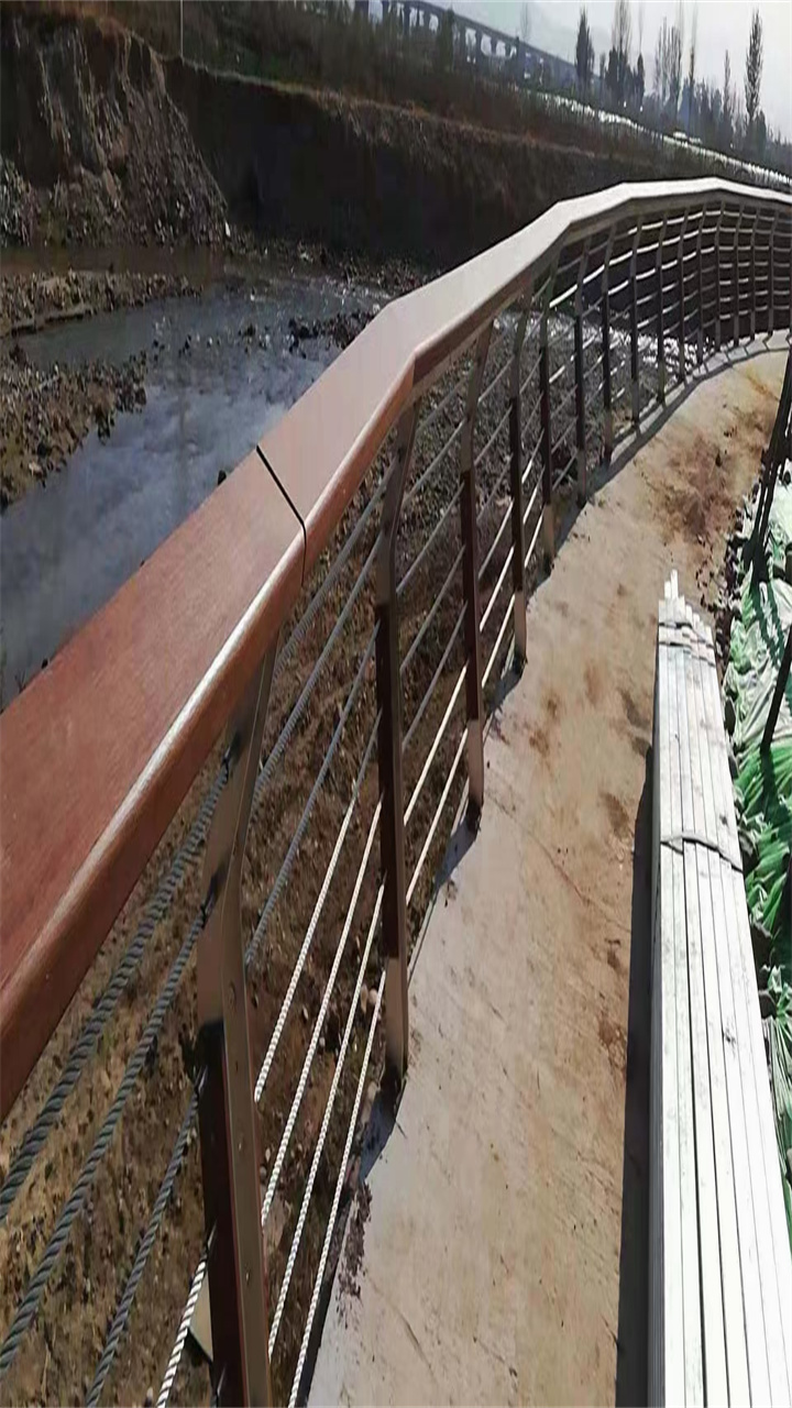 護(hù)欄防撞欄桿大廠家實(shí)力看得見