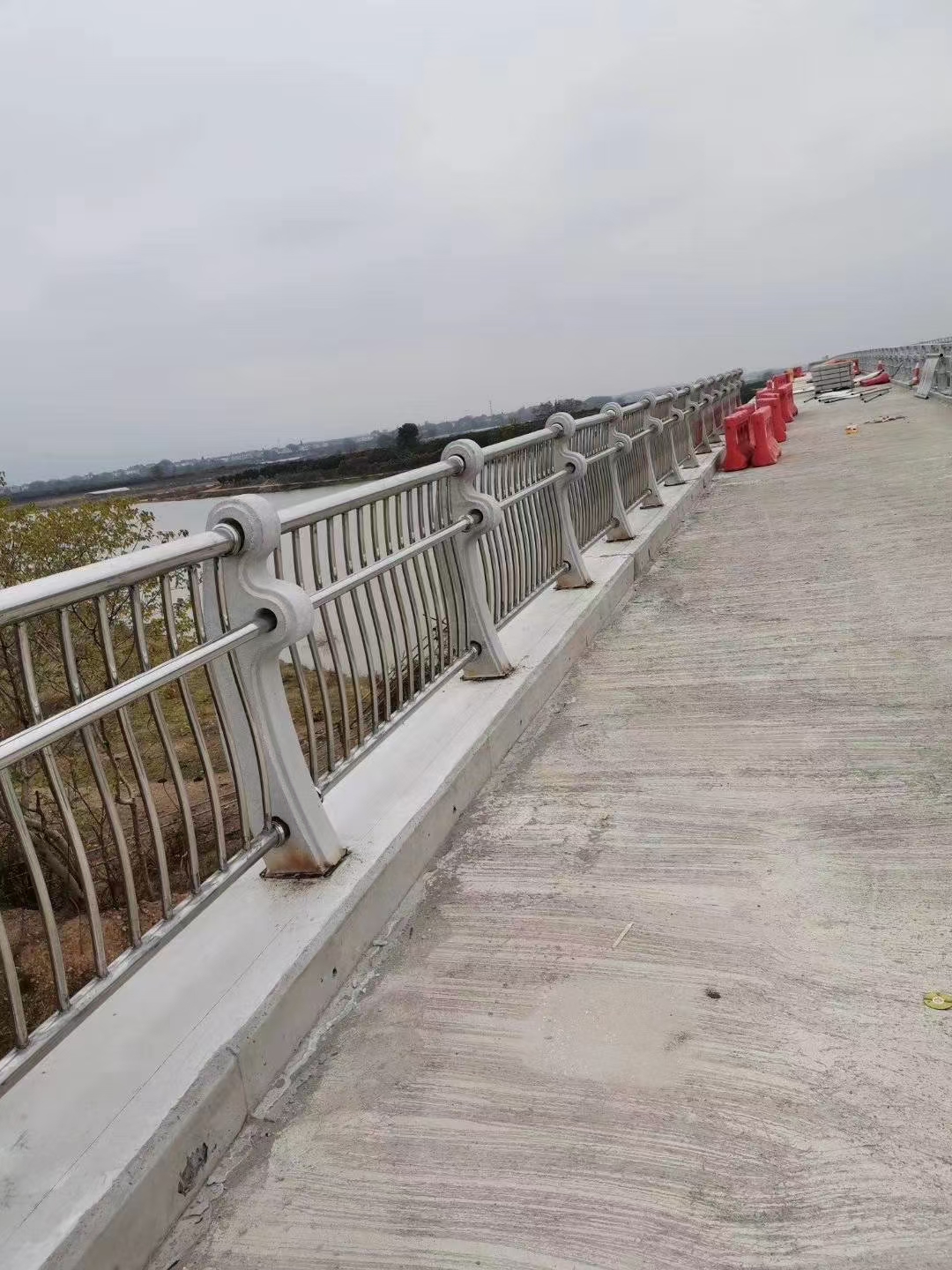 連云港不銹鋼人行道護欄生產(chǎn)基地