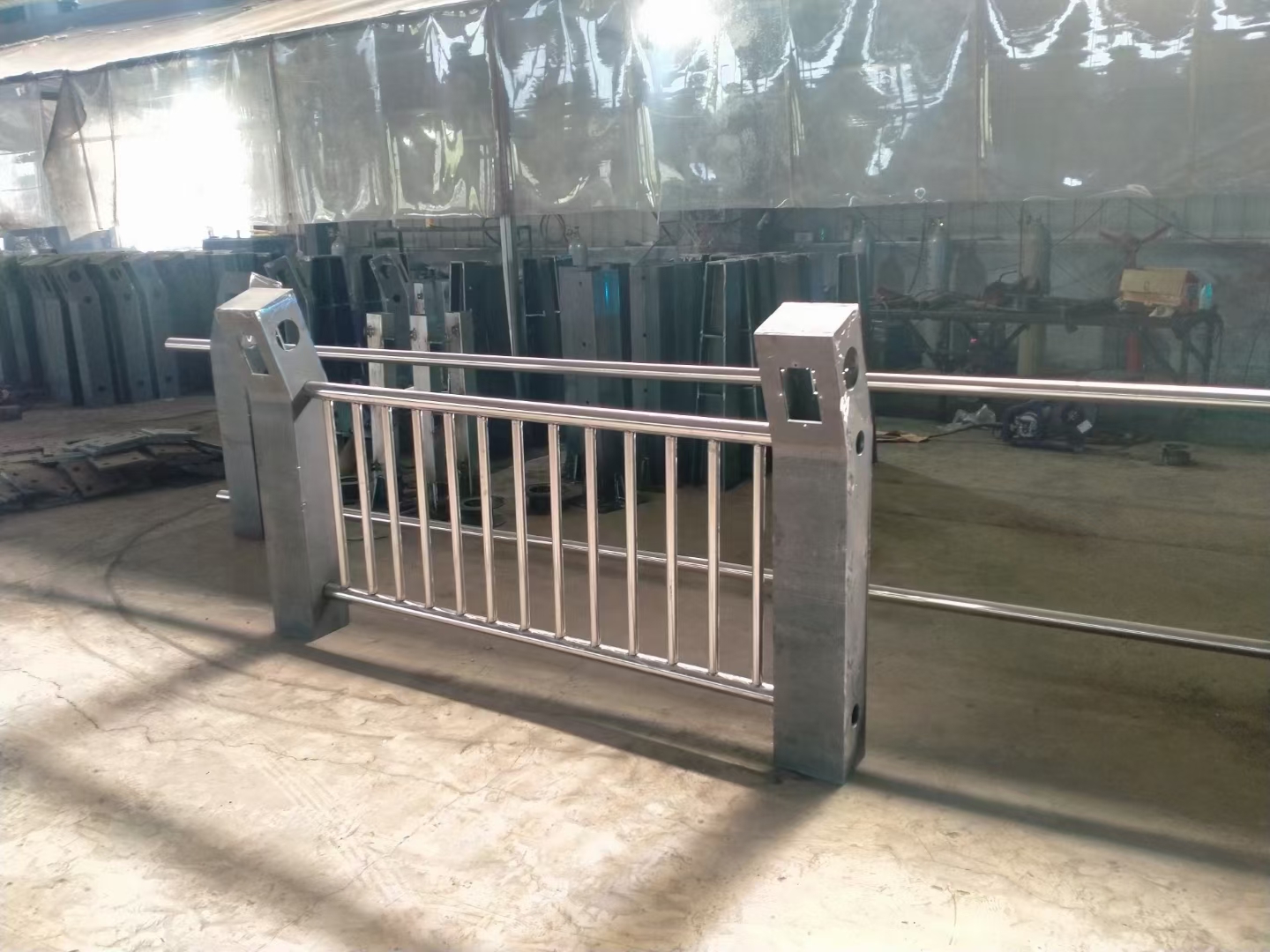 周口不銹鋼復(fù)合管天橋護(hù)欄供應(yīng)商