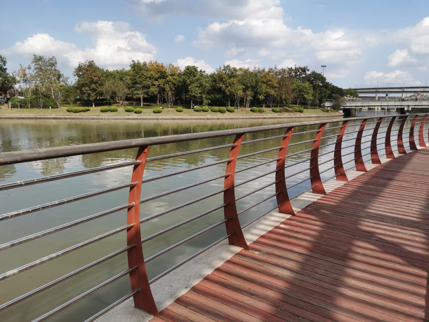 興安不銹鋼/碳素鋼復(fù)合管橋梁欄桿零售