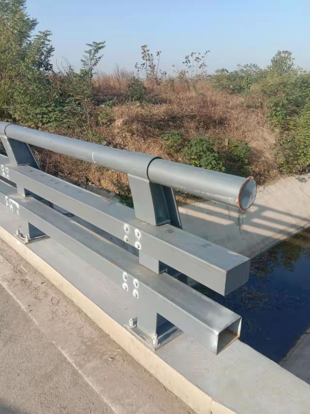 麗水鐵藝防撞護欄正規(guī)廠家