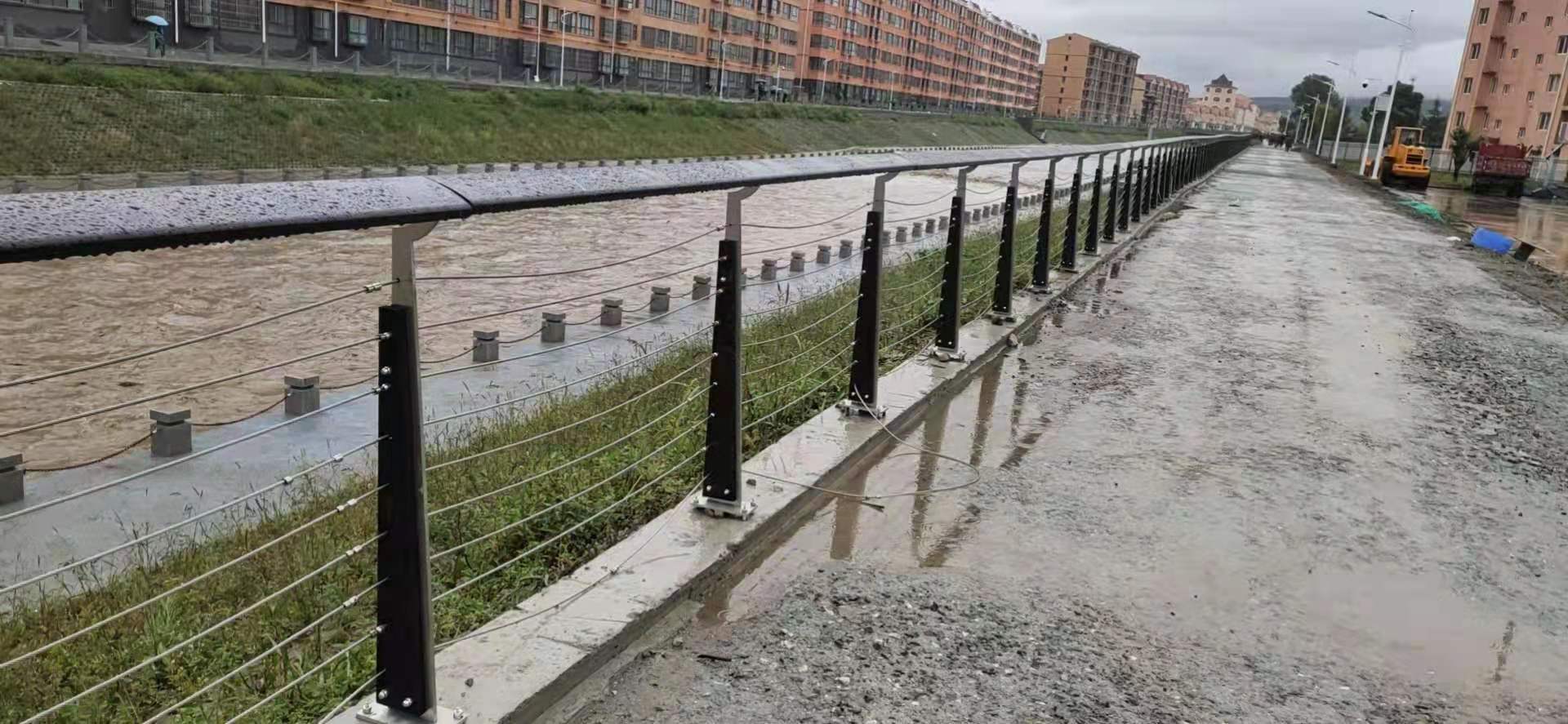 防護(hù)鋼絲繩護(hù)欄本地廠家