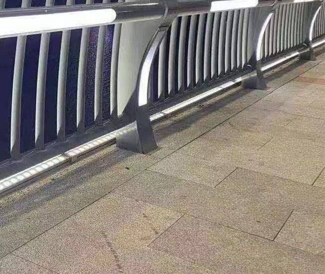 護(hù)欄廠家擁有先進(jìn)的設(shè)備
