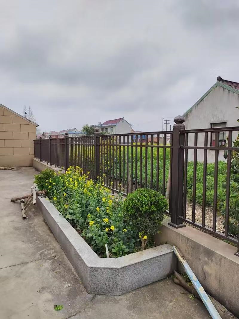 交通隔離護(hù)欄信賴專心專注專業(yè)