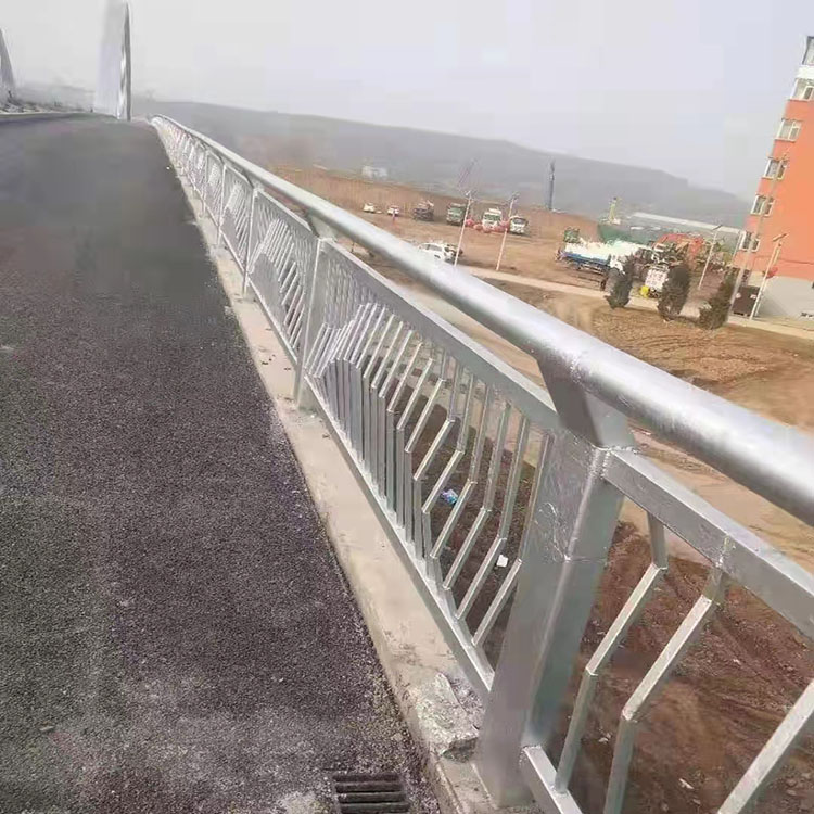 六盤水本地湖邊防撞護(hù)欄生產(chǎn)廠家