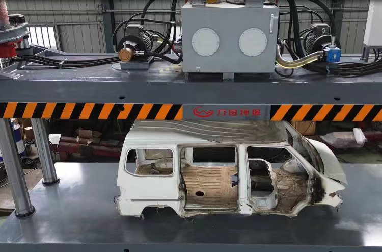 壓塊機(jī)汽車壓扁機(jī)專注生產(chǎn)制造多年