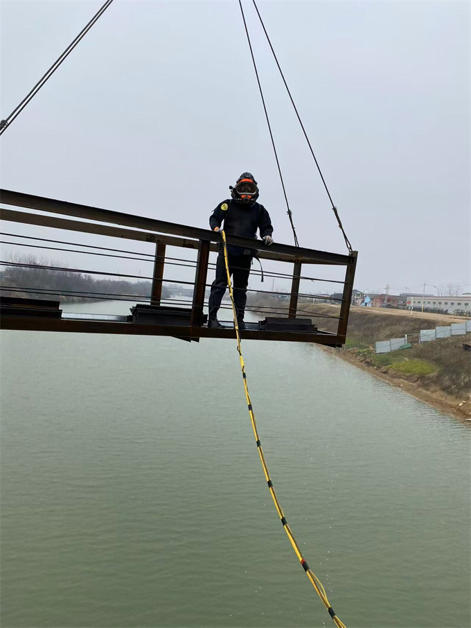 本市蛙人水鬼公司<水下管道安裝鋪設>-讓利銷售