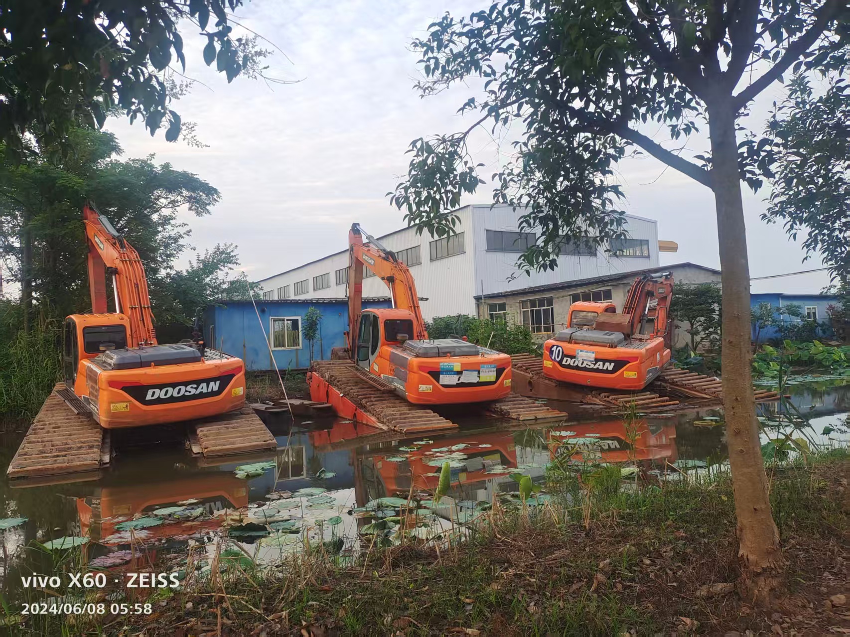 山東水陸挖掘機出租質(zhì)量保證