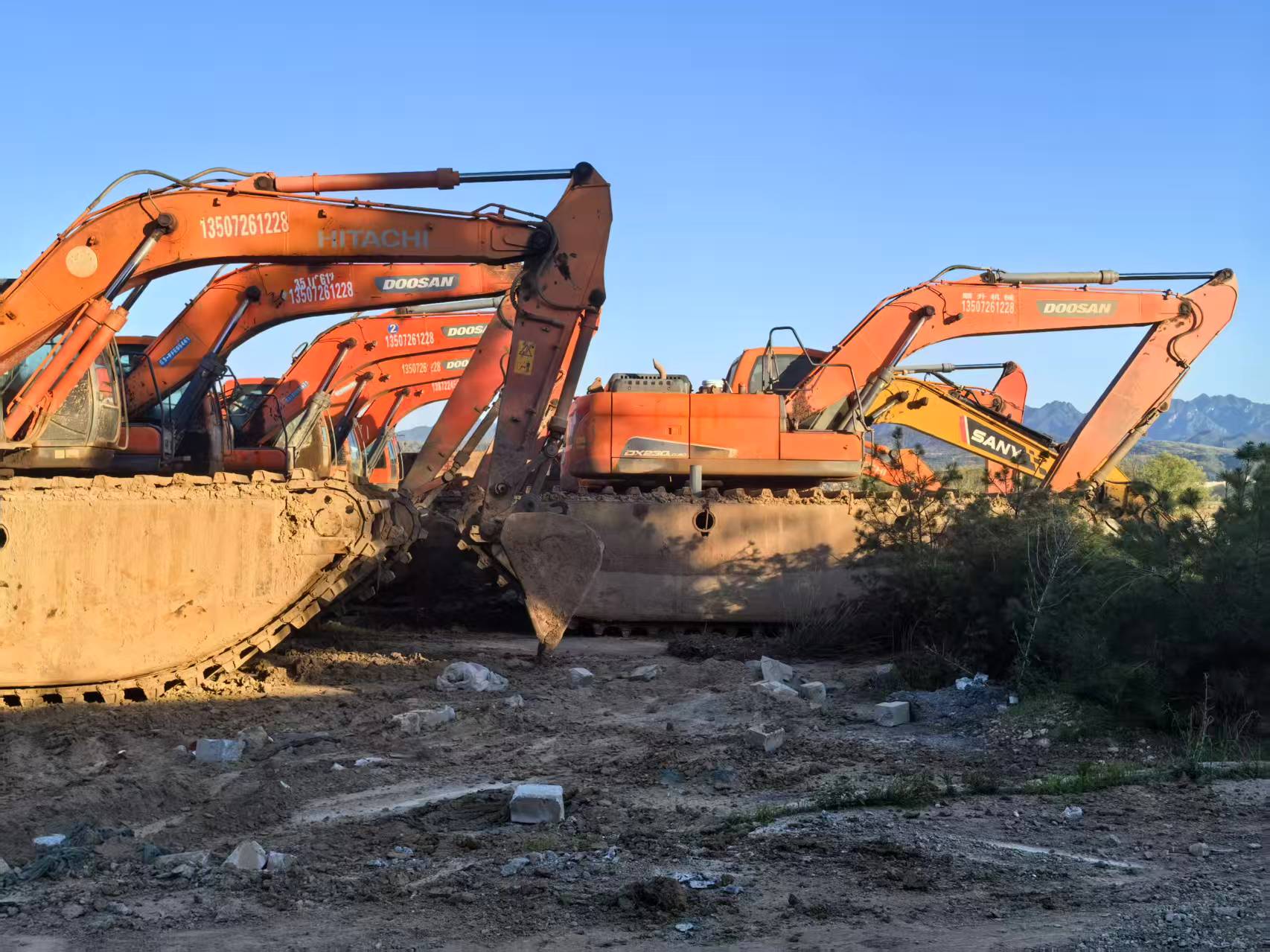 濟(jì)寧梁山水挖機(jī)出租價(jià)格歡迎來電