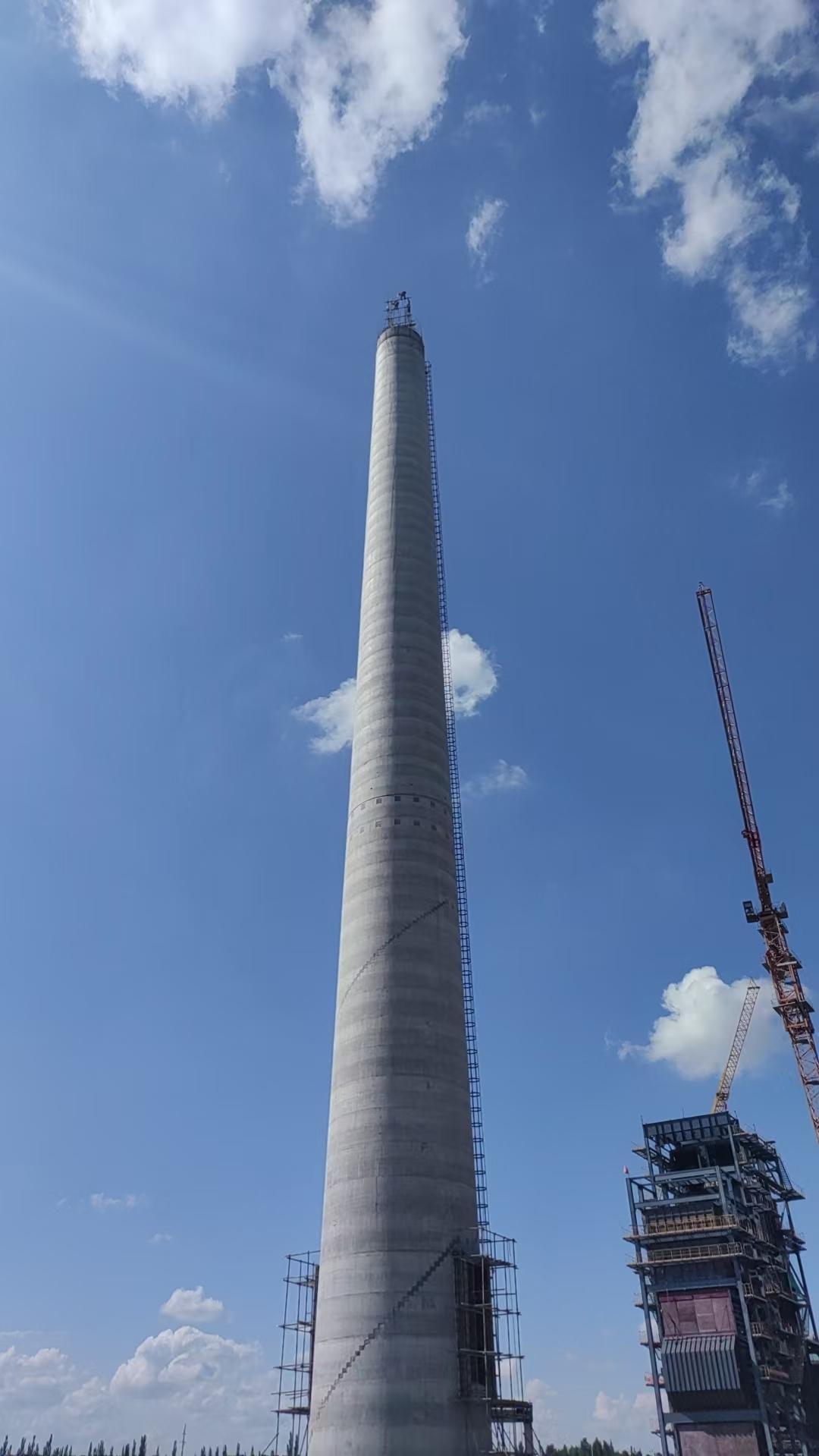 太原市鍋爐磚煙囪貼陶瓷?;u防腐