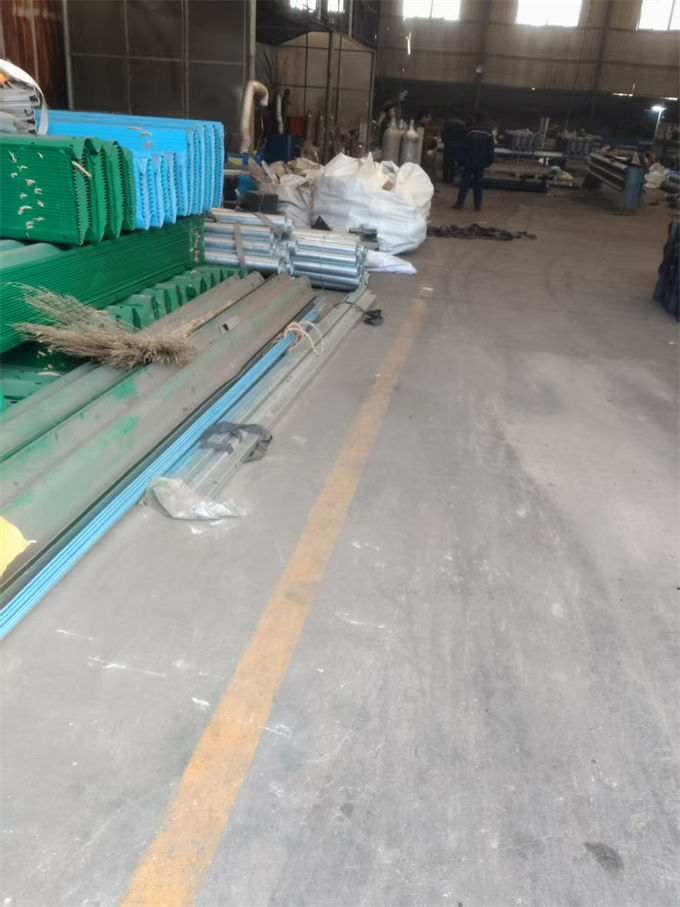 正寧波形護(hù)欄波形防撞護(hù)欄板用心細(xì)節(jié)