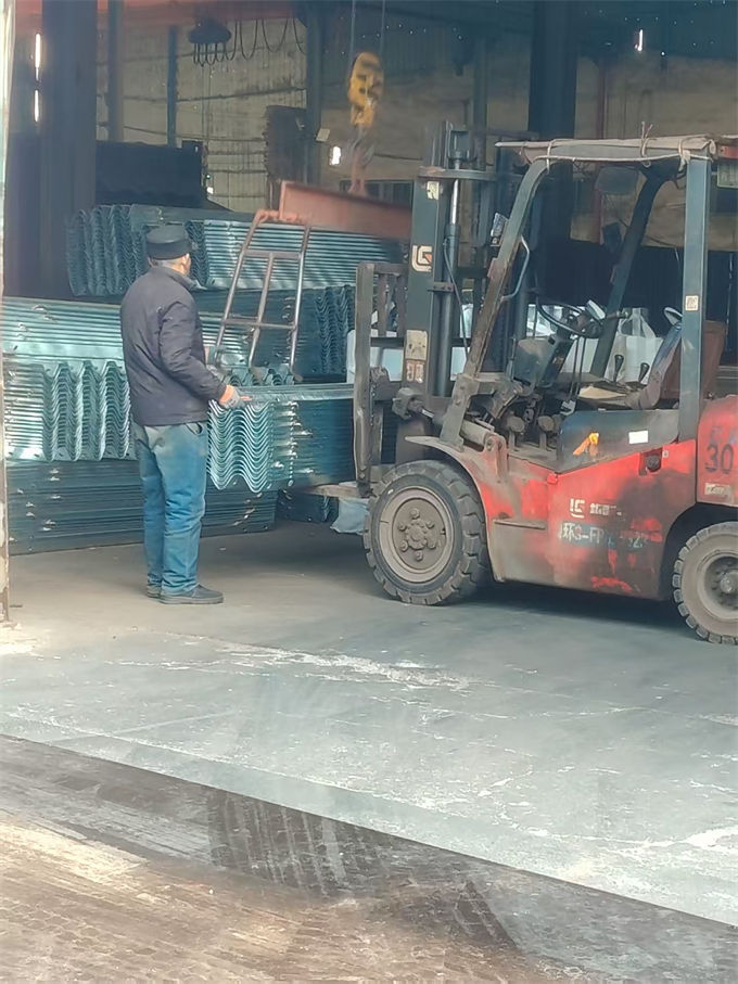 南木林波形護(hù)欄波形護(hù)欄標(biāo)準(zhǔn)件廠家直營