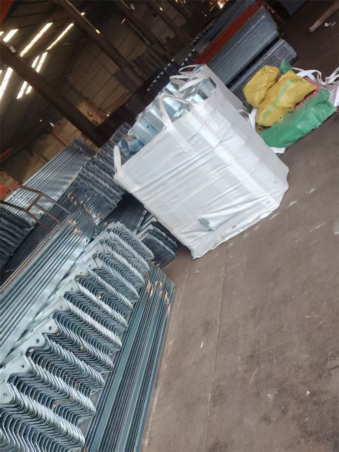 瓦房店波形護(hù)欄-波形防撞護(hù)欄有口皆碑