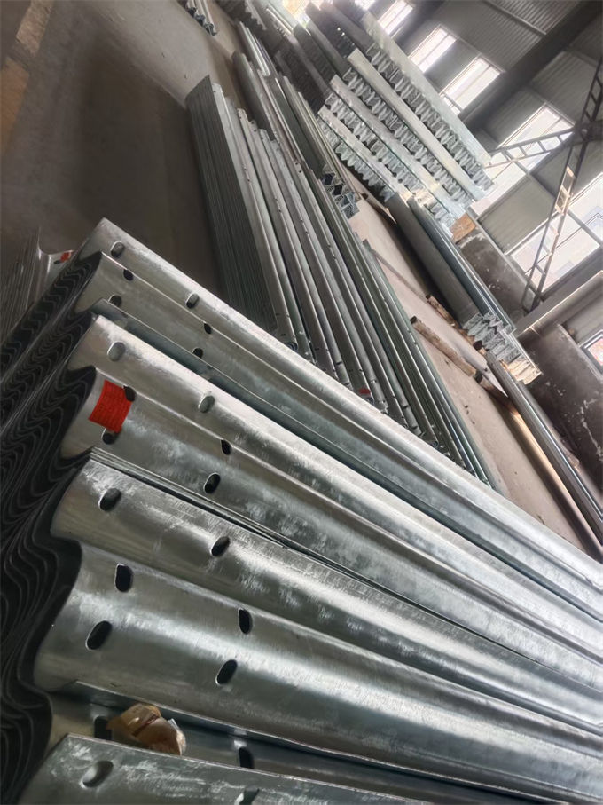 豐城波形護欄,波形護欄定制件高質(zhì)量高信譽