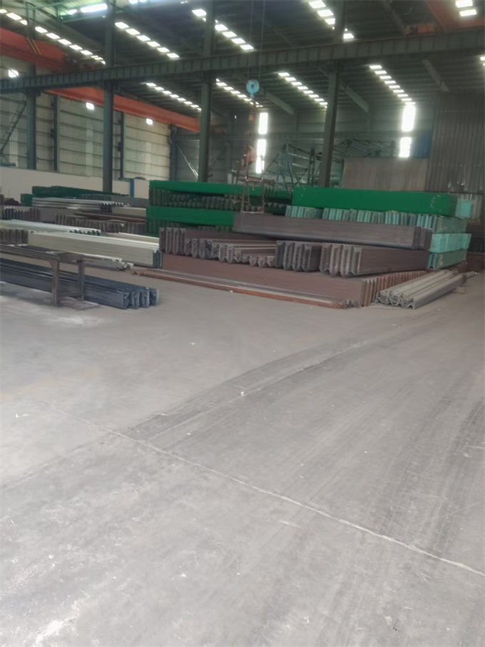 興隆波形護欄波形護欄托架品牌企業(yè)