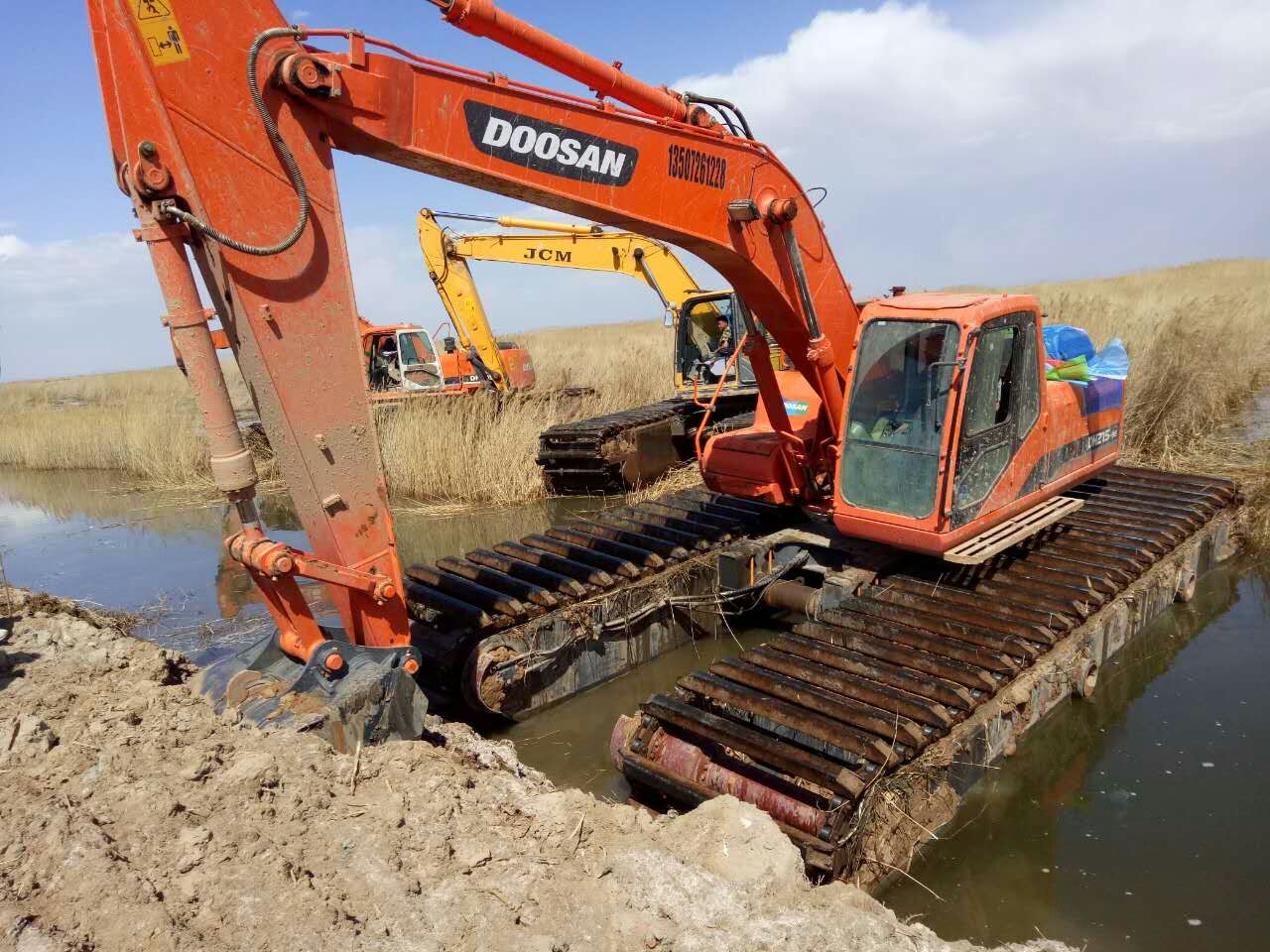 定做水陸兩用挖掘機(jī)出租的基地