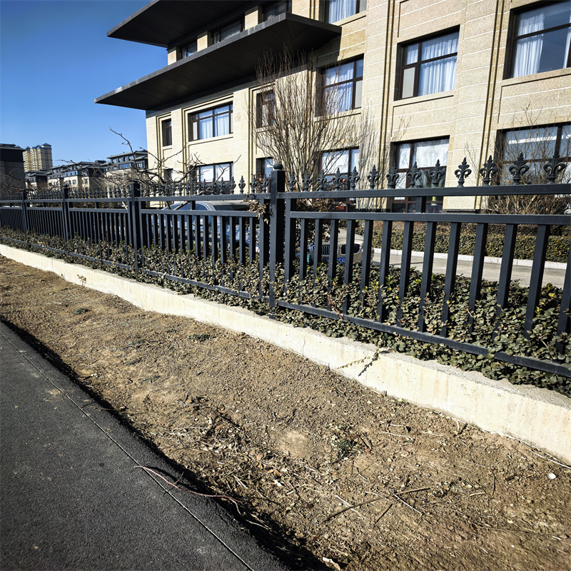 甘南鋅鋼護欄鐵藝護欄聯(lián)系廠家