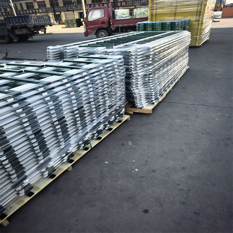 章貢鋅鋼草坪護欄U型防護欄源頭工廠量大優(yōu)惠