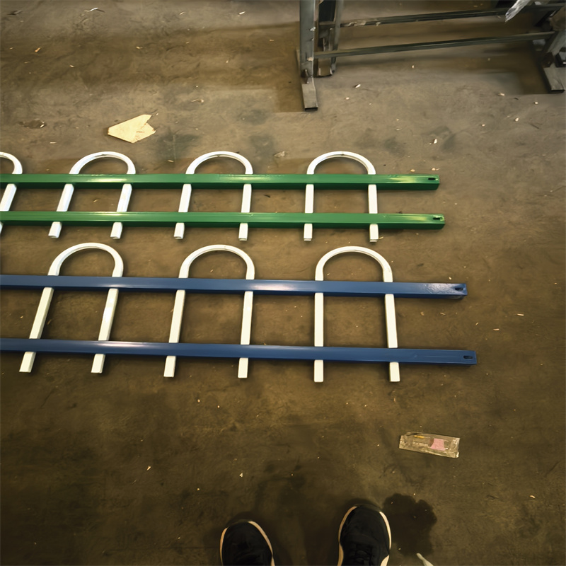 瀘西鋅鋼草坪護(hù)欄折彎草坪護(hù)欄好廠家有擔(dān)當(dāng)