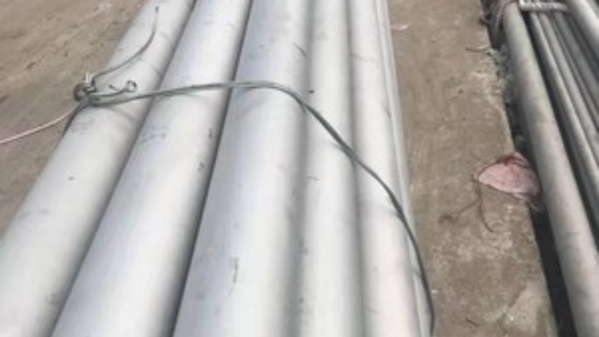 雙城不銹鋼管022Cr17Ni12Mo2	ASTM 316L / EN 1.4404	C≤0.03，Cr16.0-18.0，Ni10.0-14.0，Mo2.0-3.0	低碳，焊接后晶間腐蝕抗性強(qiáng)	高腐蝕環(huán)境、醫(yī)藥衛(wèi)生管道、核電輔助系統(tǒng)發(fā)貨迅速