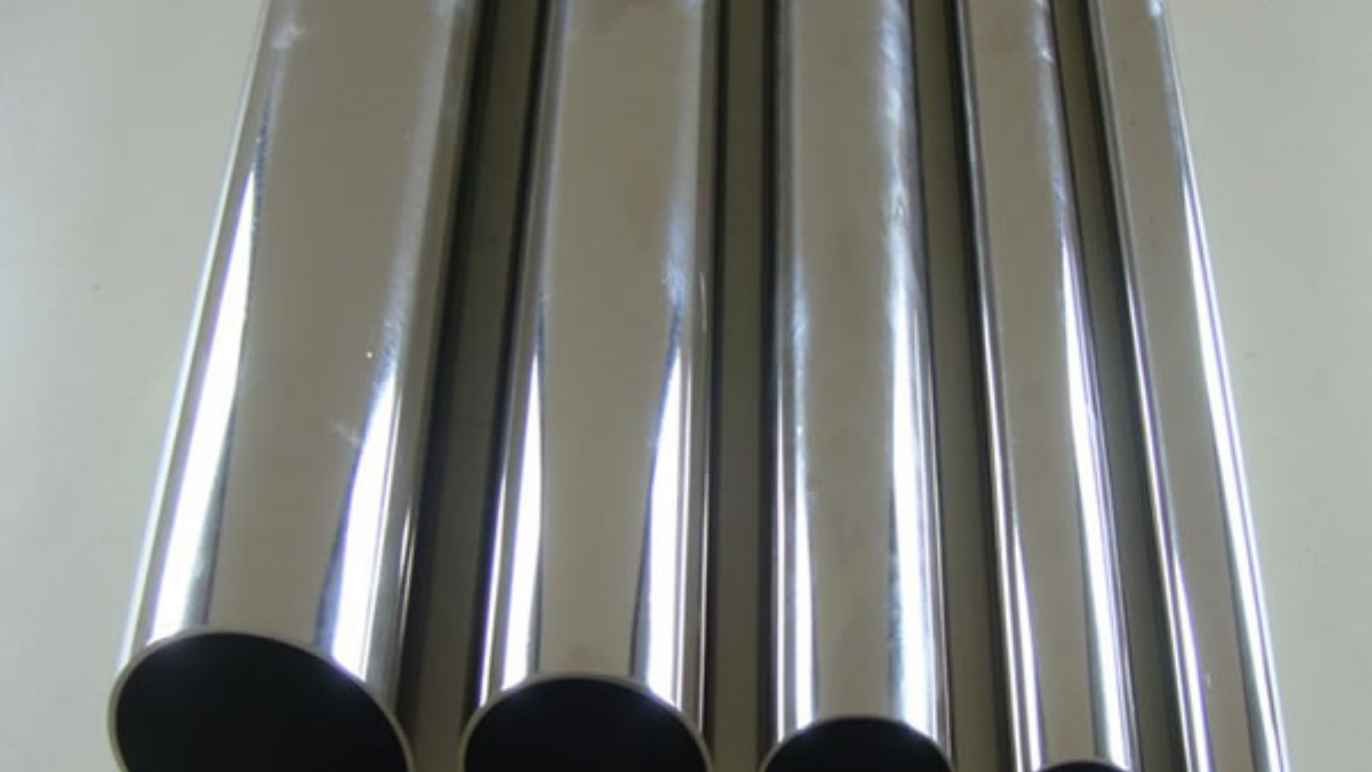 監(jiān)利不銹鋼管-022Cr17Ni12Mo2	ASTM 316L / EN 1.4404	C≤0.03，Cr16.0-18.0，Ni10.0-14.0，Mo2.0-3.0	低碳，焊接后晶間腐蝕抗性強	高腐蝕環(huán)境、醫(yī)藥衛(wèi)生管道、核電輔助系統(tǒng)廠家直營