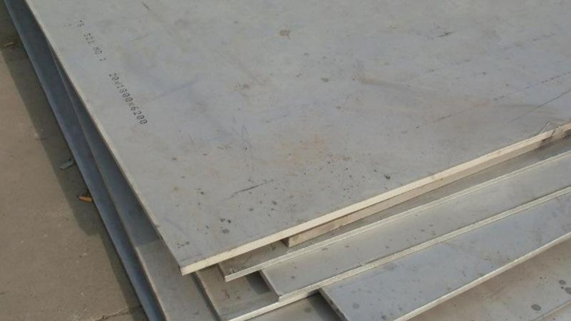 上城不銹鋼板不銹鋼板的材質(zhì)決定其基礎(chǔ)性能，牌號(hào)命名遵循標(biāo)準(zhǔn) GB/T 20878-2007《不銹鋼和耐熱鋼 牌號(hào)及化學(xué)成分》，國(guó)際上常用 ASTM（美標(biāo)）、EN（歐標(biāo)）、JIS（日標(biāo)）等體系，核心分為奧氏體、鐵素體、馬氏體、雙相不銹鋼四大類。真材實(shí)料誠(chéng)信經(jīng)營(yíng)