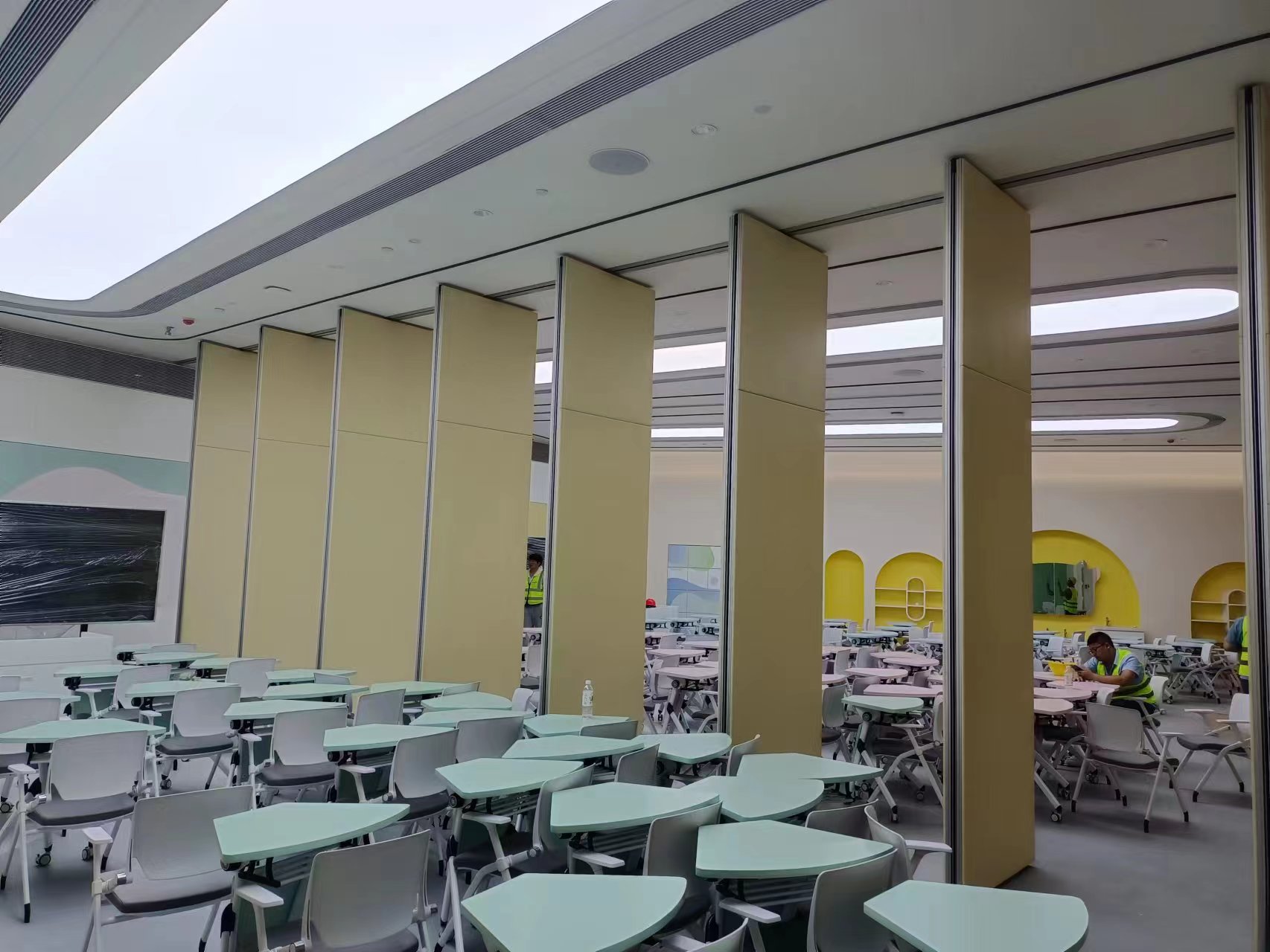 青田電動(dòng)隔斷電動(dòng)隔斷廠家擁有先進(jìn)的設(shè)備