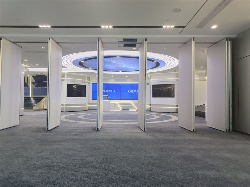 北關(guān)電動(dòng)隔斷全自動(dòng)移動(dòng)屏風(fēng)產(chǎn)品優(yōu)勢(shì)特點(diǎn)