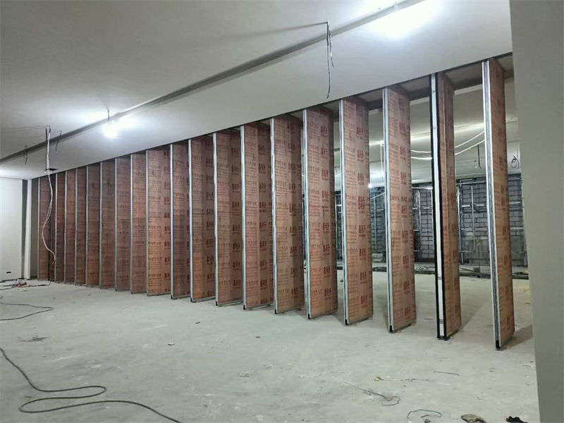 高邑電動(dòng)隔斷全自動(dòng)移動(dòng)屏風(fēng)品類齊全