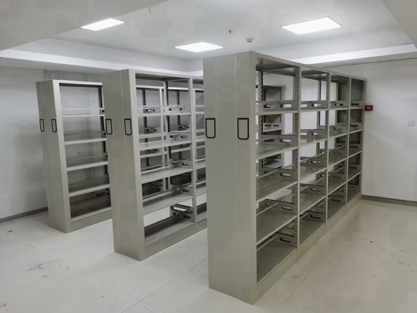 黔東南鋼制書架-鐵框架書架一站式供應(yīng)